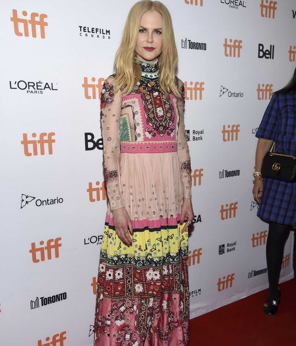Nicole Kidman estilo 'ibicenco' colorido y estampado de Valentino