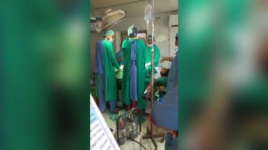 Dos doctores se pelean en pleno quirófano mientras realizaban una cesárea
