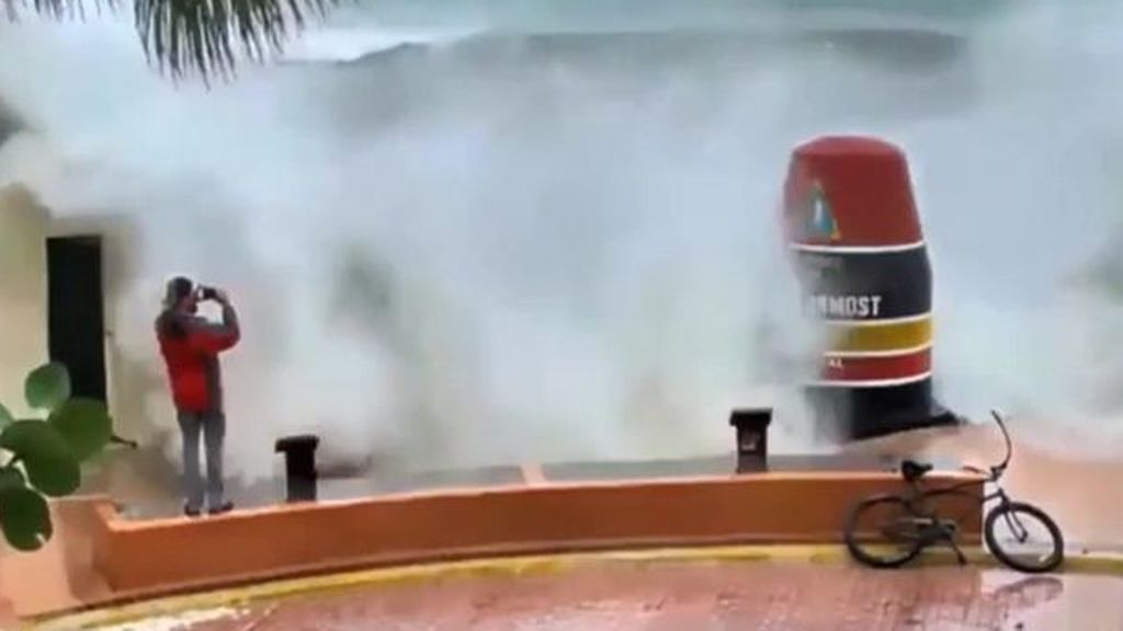 Por qué no es una buena idea hacer fotos a las olas en medio del huracán