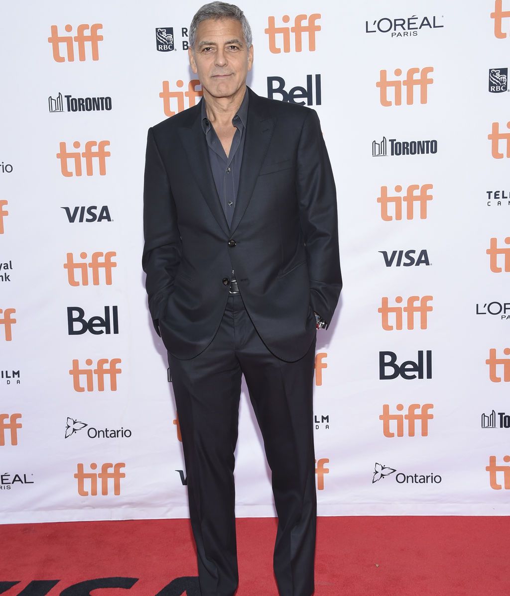 George Clooney,  toque informal con camisa desabrochada en la premiere de Suburbicon