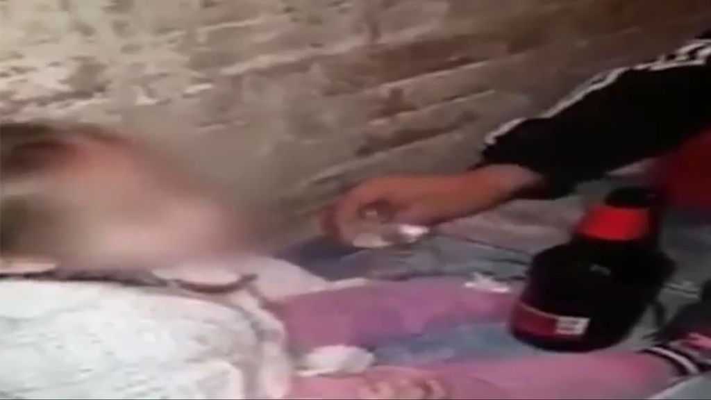 Detienen a dos adolescentes por obligar a su hija de tres años a consumir drogas y alcohol