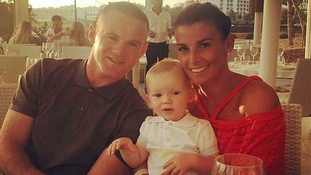 La mujer de Rooney, embarazada de su cuarto hijo, le pide que deje el fútbol para salvar su matrimonio