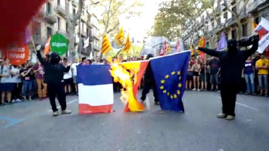 Durante la Diada queman la bandera de España, Francia y Europa