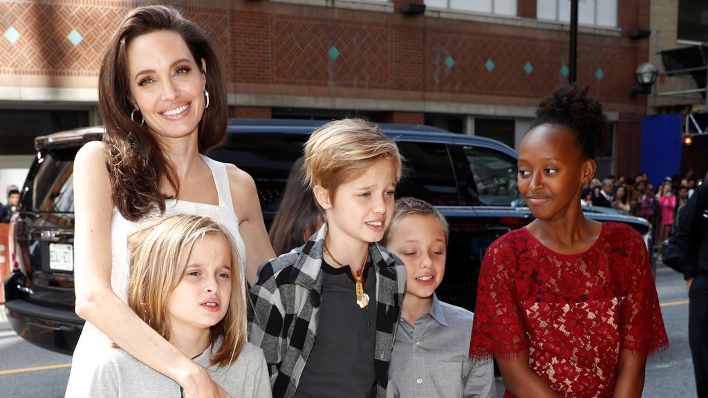 Angelina Jolie, radiante en la alfombra roja de Toronto con cuatro de sus hijos