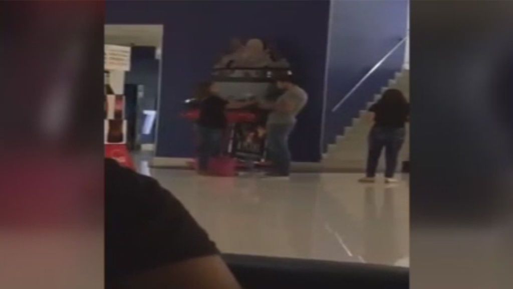 La sorprendente reacción de una mujer al descubrir a su pareja con otra