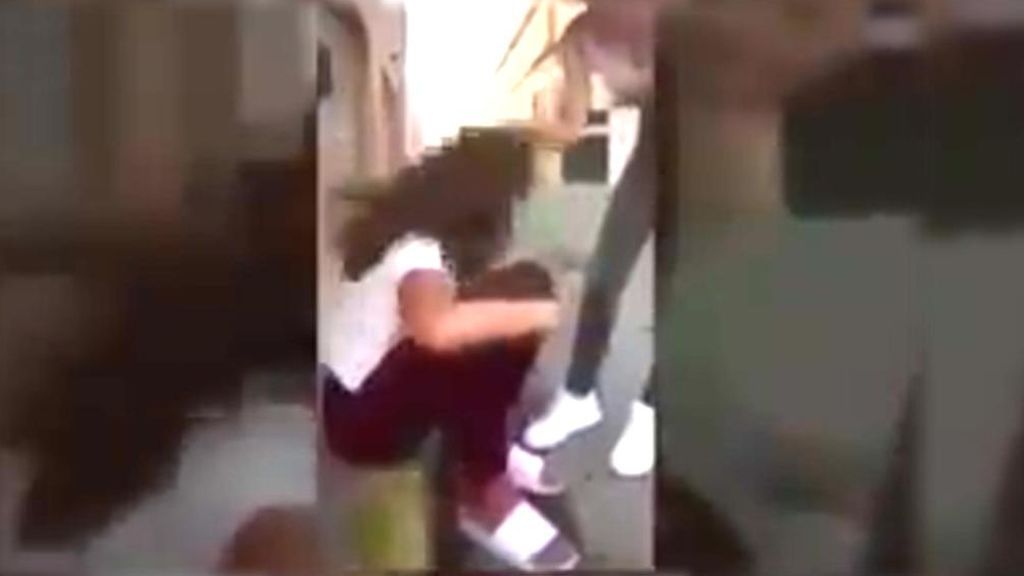 Una niña de 12 años sufre una brutal agresión por parte de otra adolescente en plena calle en Tarifa