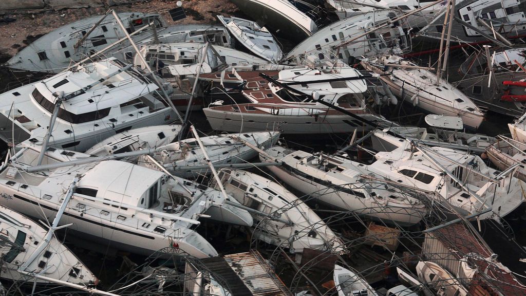 Botes destrozados por el huracán Irma vistos desde un avión desde Sint Maarten