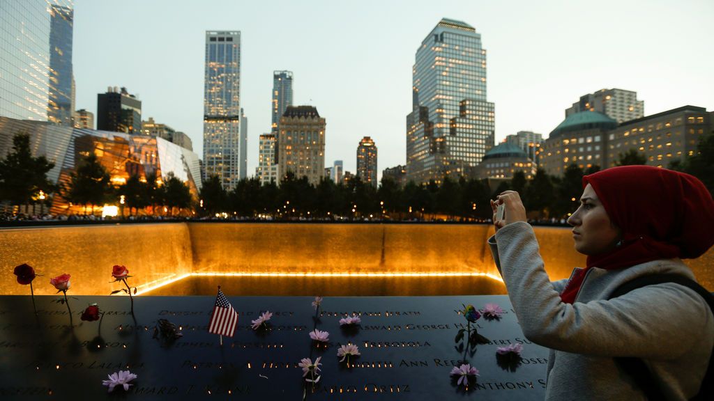 Mujer fotografiando el monumento dedicado a las víctimas del atentado terrorista del 11-S en el 16º aniversario