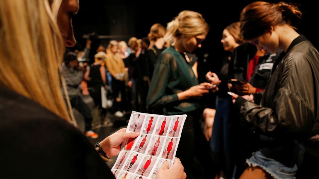Modelos esperan a recibir órdenes en la Semana de la Moda de Nueva York