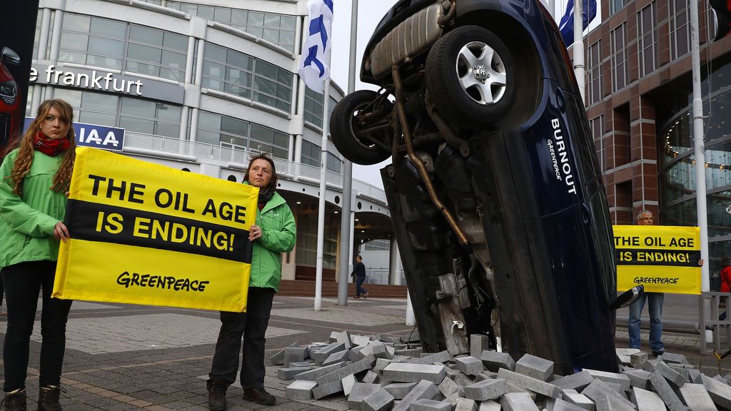Activistas de Greenpeace se manifiestan en la entrada del Show de Motores en Frankfurt
