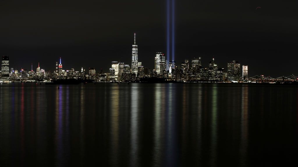 Un tributo de luces se alza sobre el perfil de la ciudad de Nueva York en conmemoración al 16º aniversario del ataque terrorista del 11-S