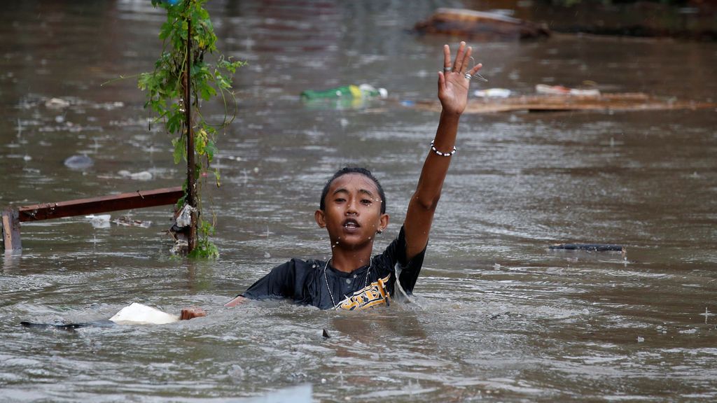 Un niño filipino camina por las calles inundadas de Bacoor, Filipinas