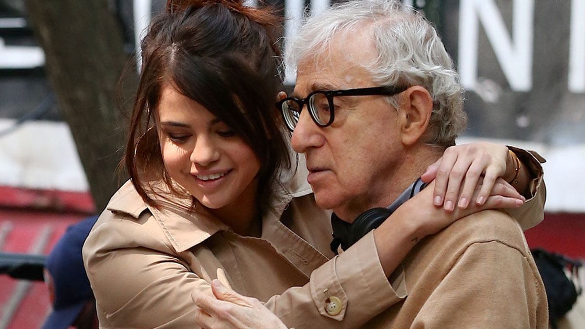 Abrazos, carcajadas y mucha química: así rueda Selena Gómez su regreso al cine con 'papá' Woody Allen