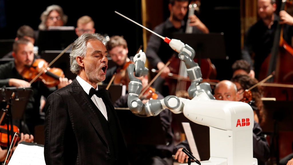 Andrea Bocelli canta con la orquesta sinfónica de Lucca, dirigida por un robot