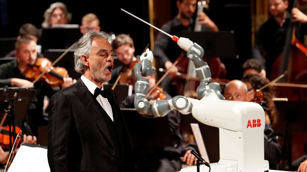 Andrea Bocelli canta con la orquesta sinfónica de Lucca, dirigida por un robot