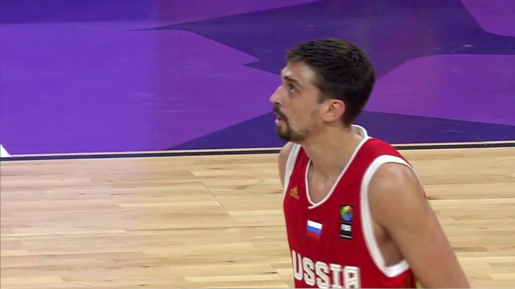 ¡Desde la Plaza de Moscú! Shved se cuadra y clava un triple desde el salón de su casa