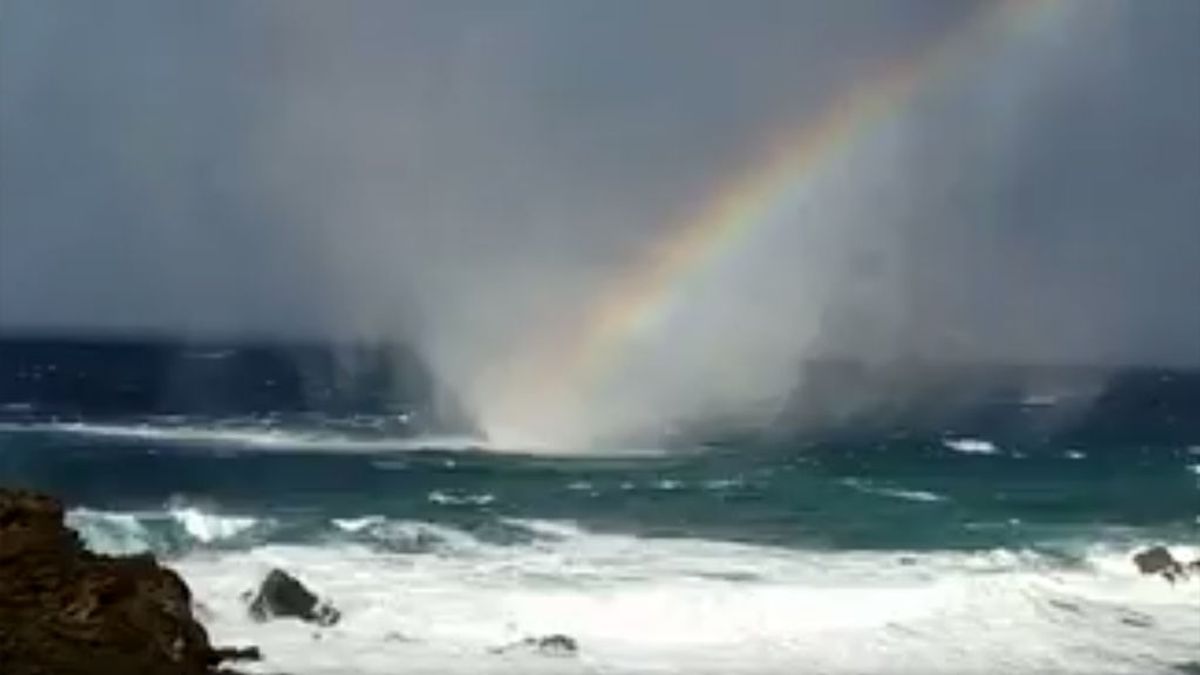 Tres fenómenos meteo en uno: ¿has visto alguna vez una tromba marina, un arcoíris y chaparrón juntos?