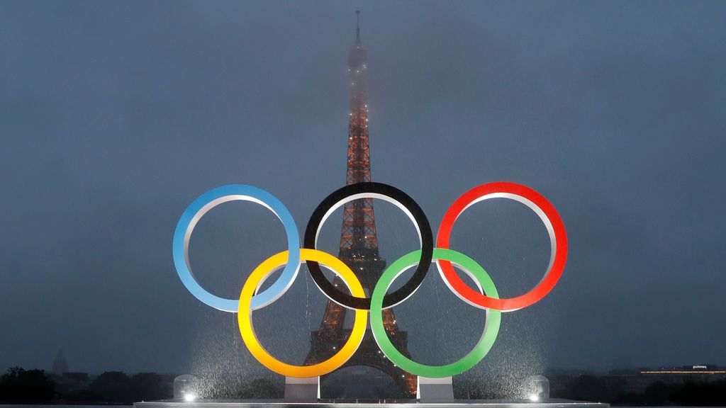 Los anillos olímpicos frente a la Torre Eiffel de París, que acogerá los Juegos Olímpicos de 2024