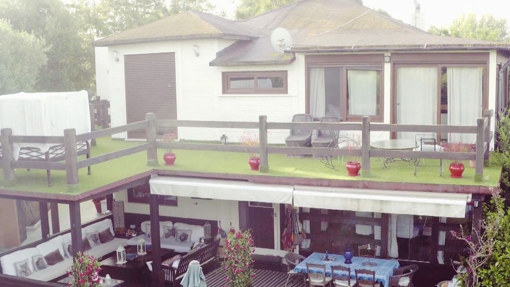 A orillas de la playa, con un huerto y un jardín de ensueño: Así es la casa de Antonio Carmona