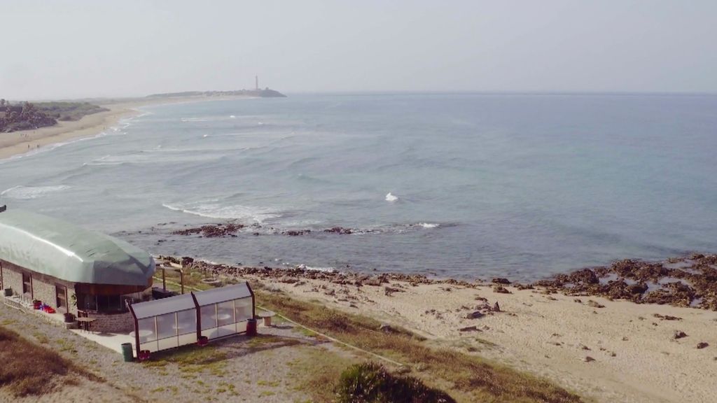 A orillas de la playa, con un huerto y un jardín de ensueño: Así es la casa de Antonio Carmona