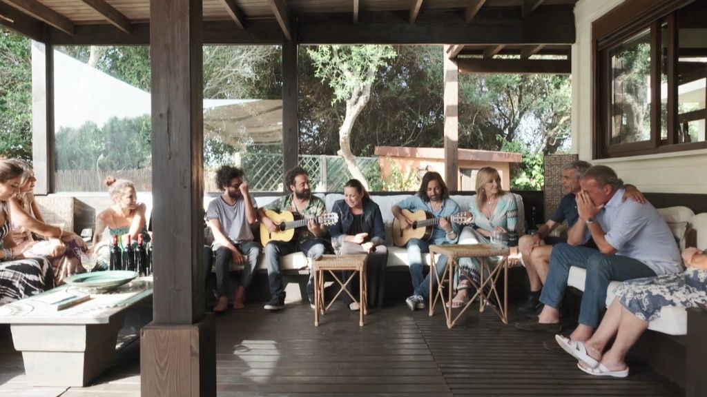 A orillas de la playa, con un huerto y un jardín de ensueño: Así es la casa de Antonio Carmona