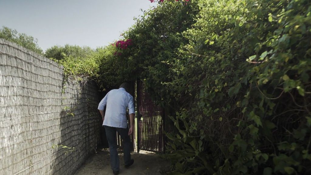 A orillas de la playa, con un huerto y un jardín de ensueño: Así es la casa de Antonio Carmona