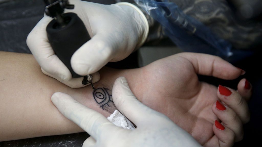 Científicos alertan: La tinta de los tatuajes puede afectar al sistema inmunológico