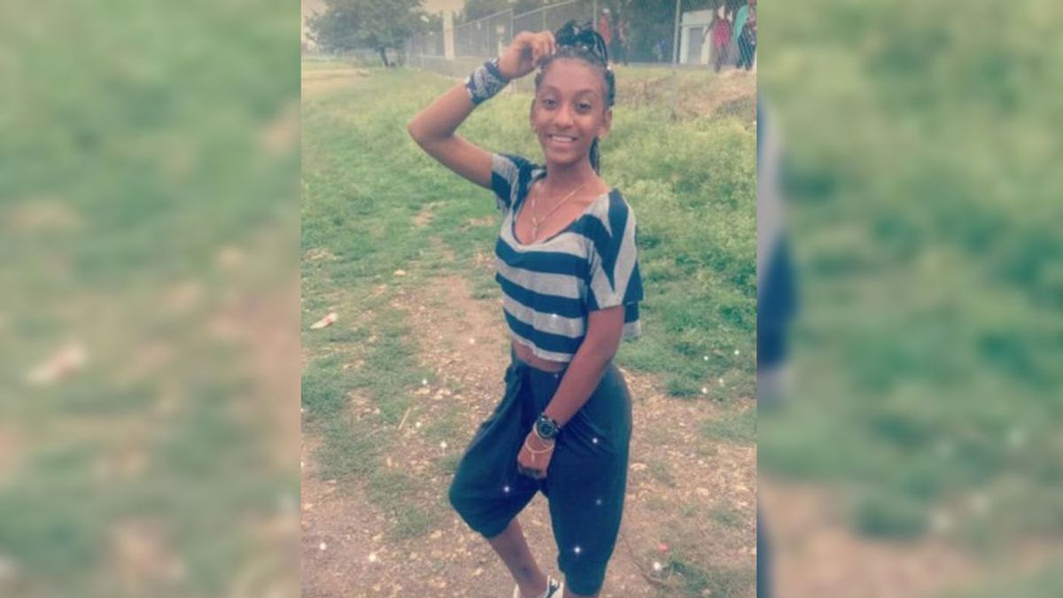 Una adolescente dominicana muere electrocutada mientras cargaba su teléfono móvil