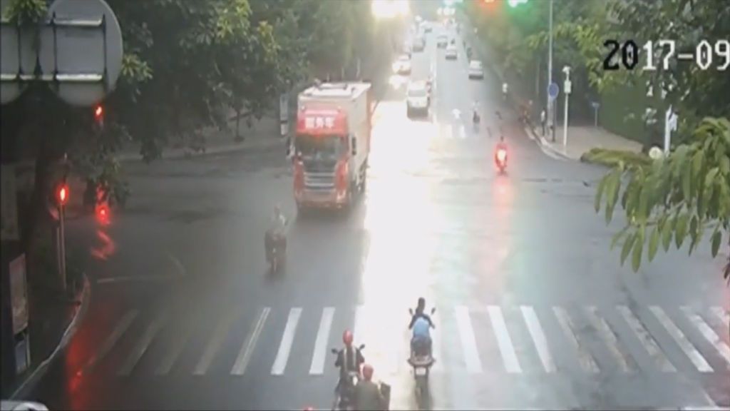 Varias imprudencias provocan un absurdo accidente de tráfico en China