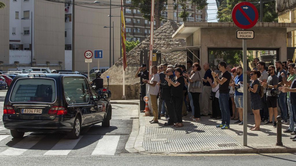 Emotiva y multitudinaria despedida a Blas Gámez, el subdirector de Policía que fue acuchillado en Valencia
