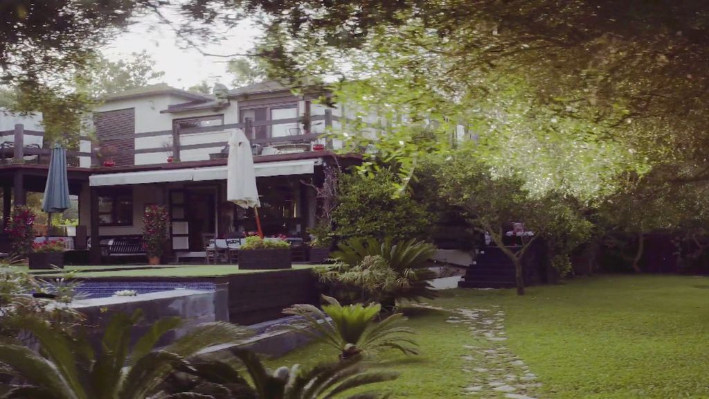 A orillas de la playa, con un huerto y un jardín de ensueño: Así es la casa de Antonio Carmona