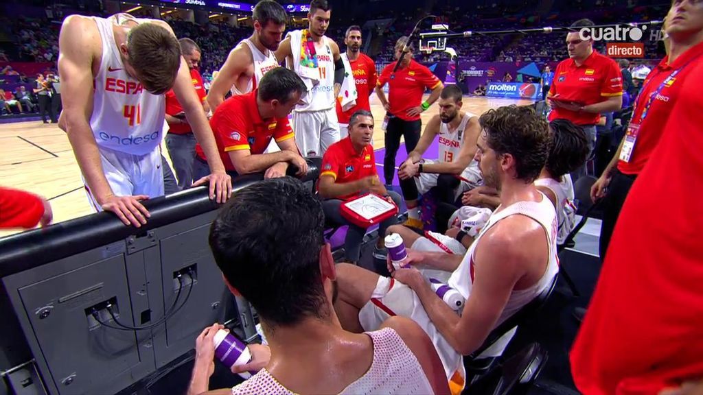 La frustración de Pau Gasol en un tiempo muerto de Scariolo perdiendo por 21