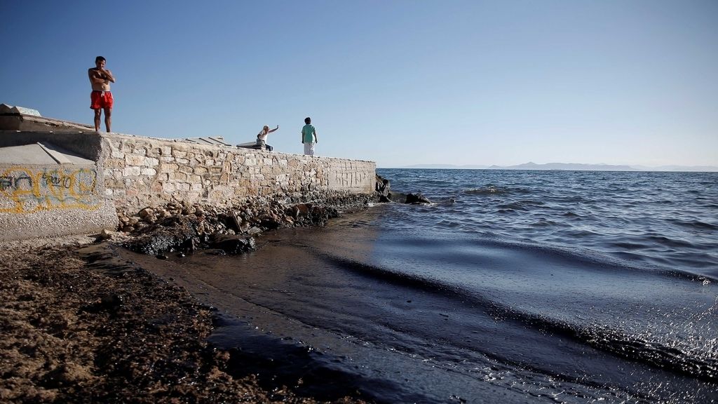Marea negra: tristes imágenes de los daños provocados por el 'chapapote griego'