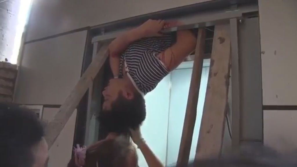 El agónico rescate de un trabajador que se queda atrapado en el hueco del ascensor