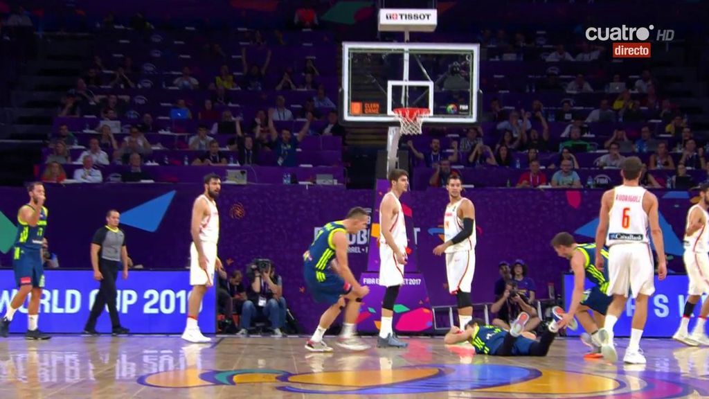 ¡El triple más difícil del campeonato! Dragic anota en carrera, con falta y a tabla