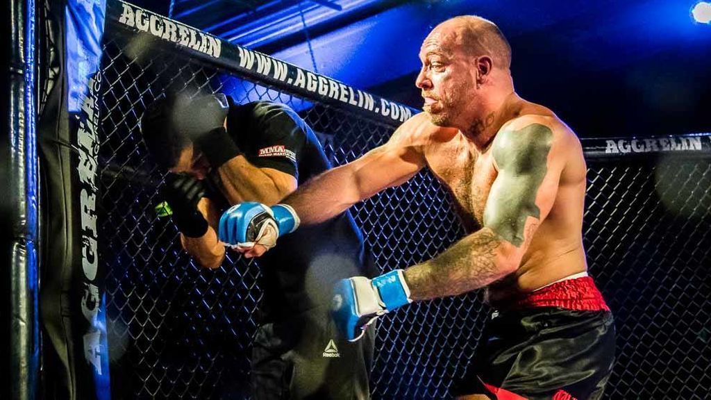 ¡Un luchador de MMA le pega un brutal puñetazo al árbitro por no parar la pelea a tiempo!