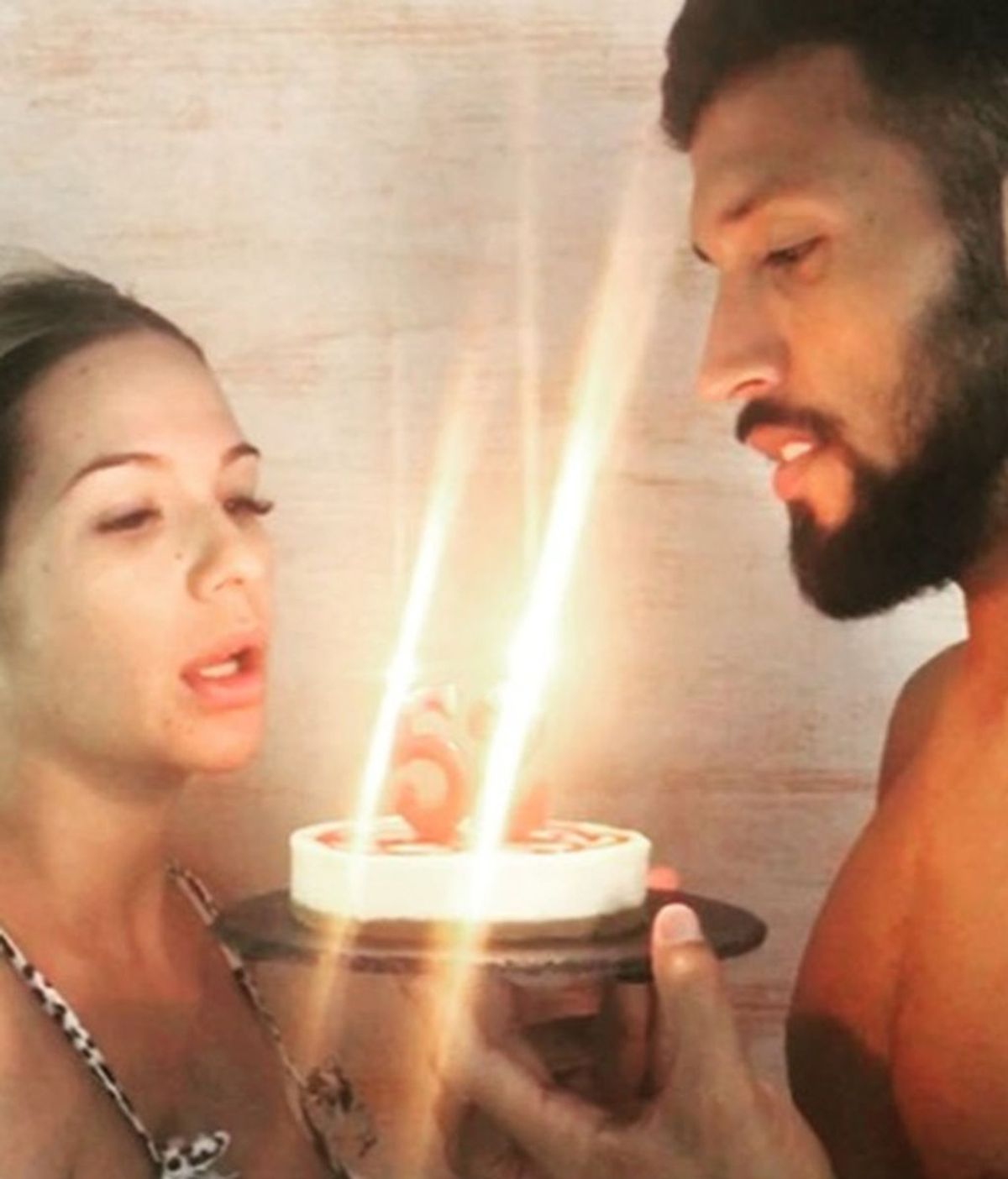 Tamara Gorro y Ezequiel soplan las velas que su amigo Antonio no puede soplar por su cumpleaños