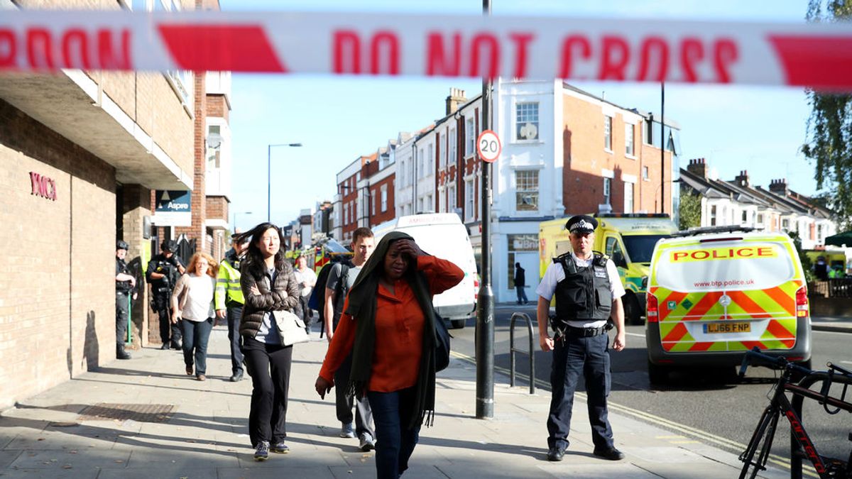 Un niño herido busca a su hermano tras el atentado en el metro de Londres