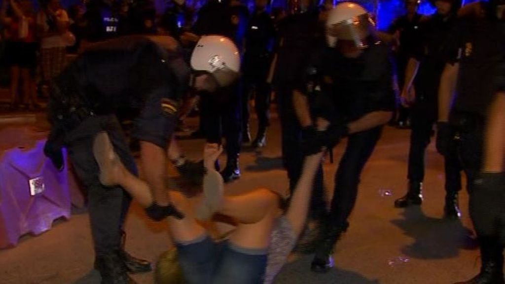 Tensión entre policías y vecinos en las vía del AVE en Murcia