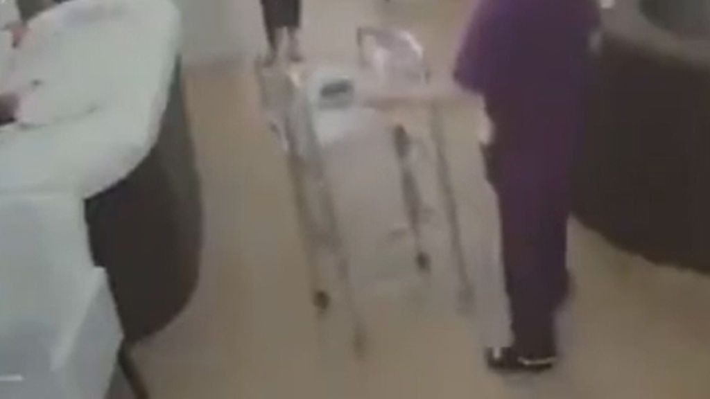 Una enfermera tira a un recién nacido en el hospital
