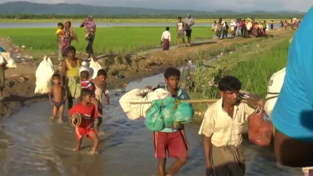 Miles de rohingya huyen de Birmania hacia Bangladesh, perseguidos por las autoridades locales