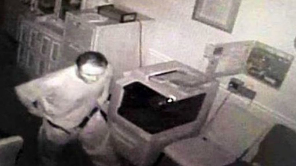 Entra en una funeraria y roba la ropa de un muerto
