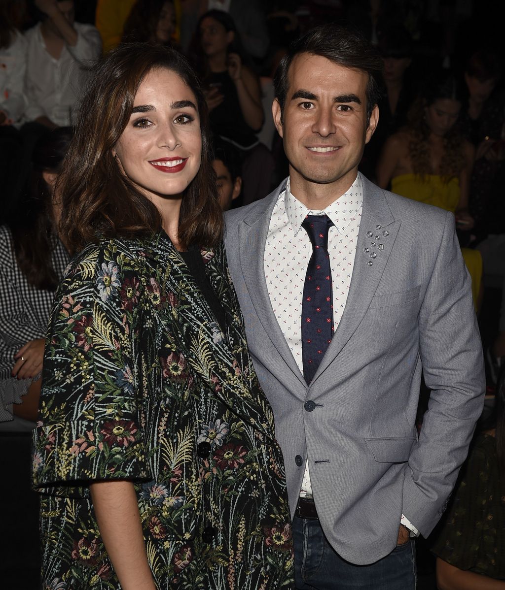 Daniel Muriel y su pareja disfrutan del desfile de Ailanto