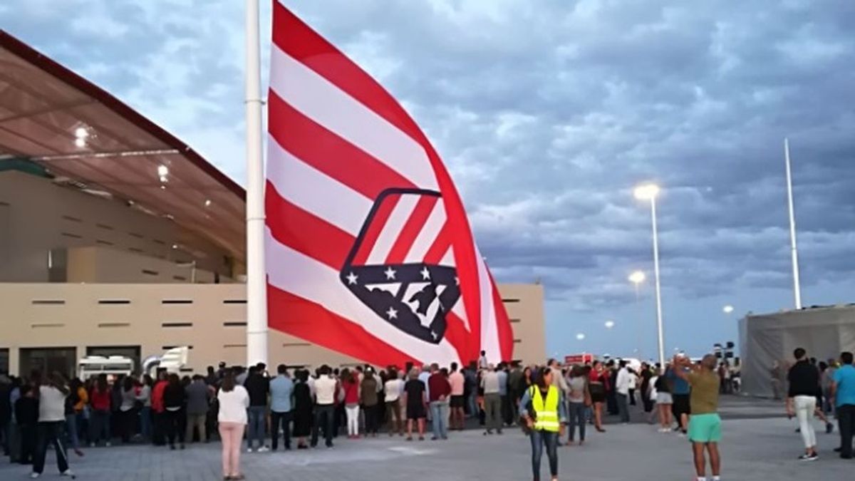 El fail del Atlético al izar su bandera en el Wanda Metropolitando… ¡Al revés!