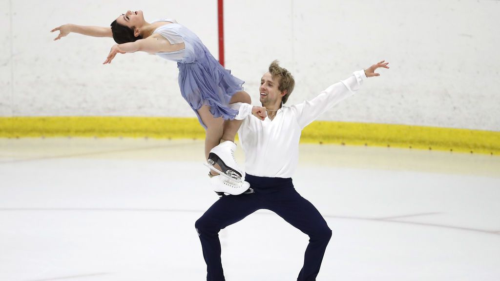 Kaitlin Hawayek  y Jean-Luc Baker, compiten en el estilo libre durante la competición de patinaje artístico