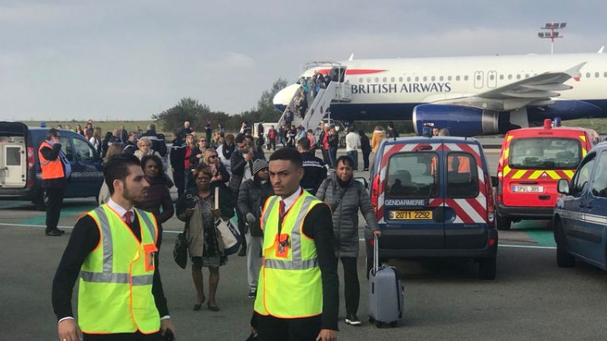 Evacúan un avión en aeropuerto Charles de Gaulle de París por una “amenaza directa”