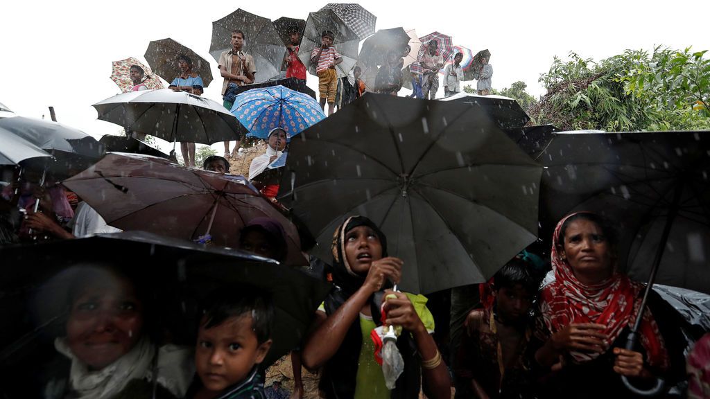 Refugiados Rohingya se refugian de la lluvia en Bangladesh