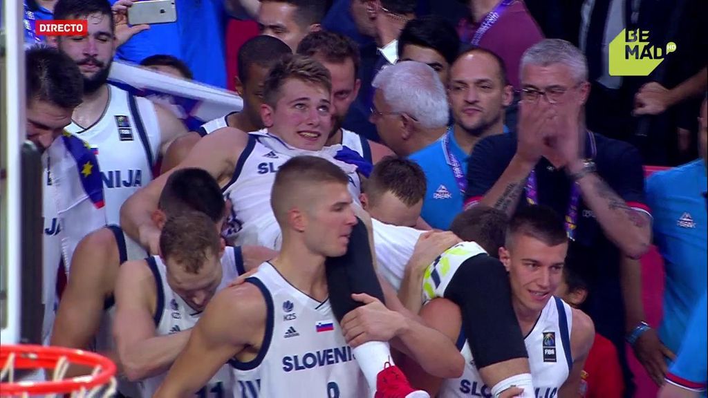 Eslovenia saca a Doncic en procesión: así recoge la medalla el joven jugador lesionado