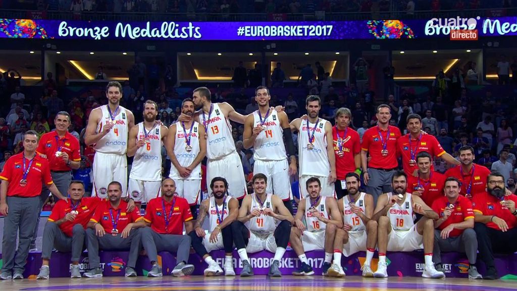 La entrega de la medalla de bronce del Eurobasket a la Selección española