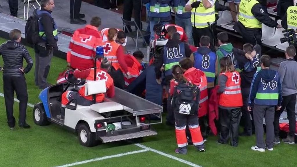 ¡Cae la grada del fondo improvisado de Anoeta sobre un operador de cámara tras el empate de la Real!